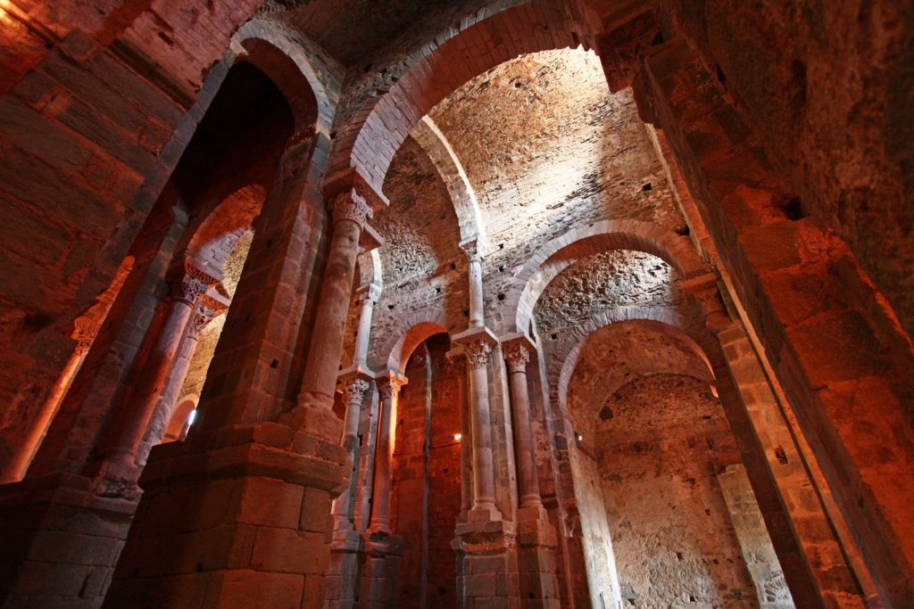 interior de monasterio sant pere de rodas