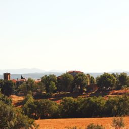 Le village Cabanelles et l’église de Sant Martí Sesserres