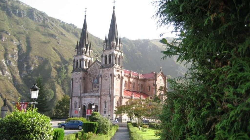 La basilique et les lacs de Covadonga