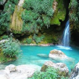 Cascade à la source de la rivière Urederra