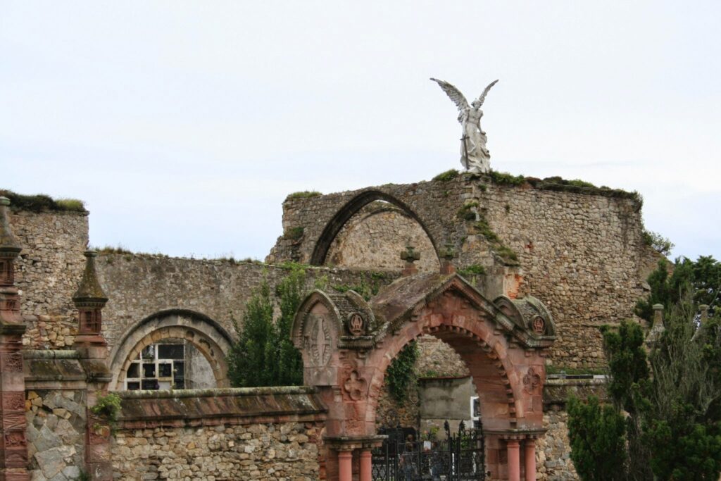 cementerio de comillas