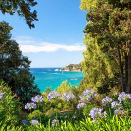 Promenade avec vue sur la mer dans les jardins de Santa Clotilde