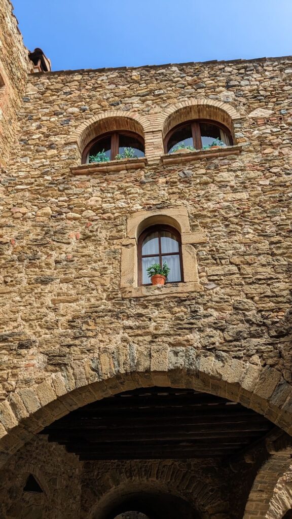 Parcours en vélo électrique à travers les villages médiévaux de la Costa Brava