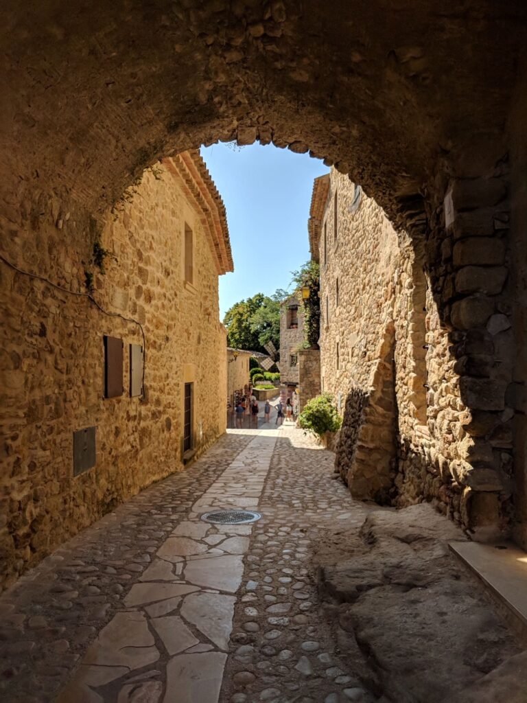 Parcours en vélo électrique à travers les villages médiévaux de la Costa Brava