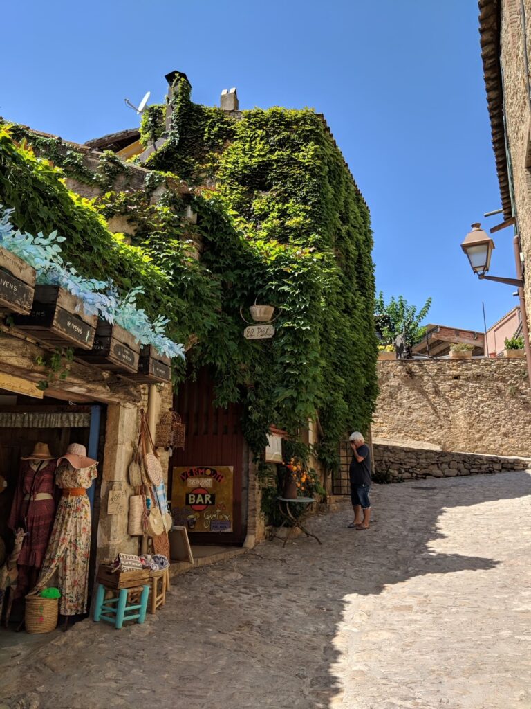 Parcours en vélo électrique à travers les villages médiévaux de la Costa Brava