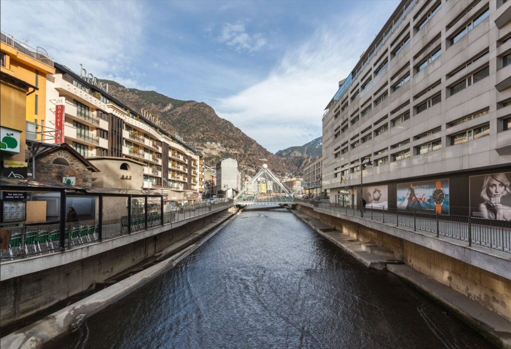 andorra la vella puente de paris