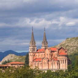 La Basílica y los lagos de Covadonga